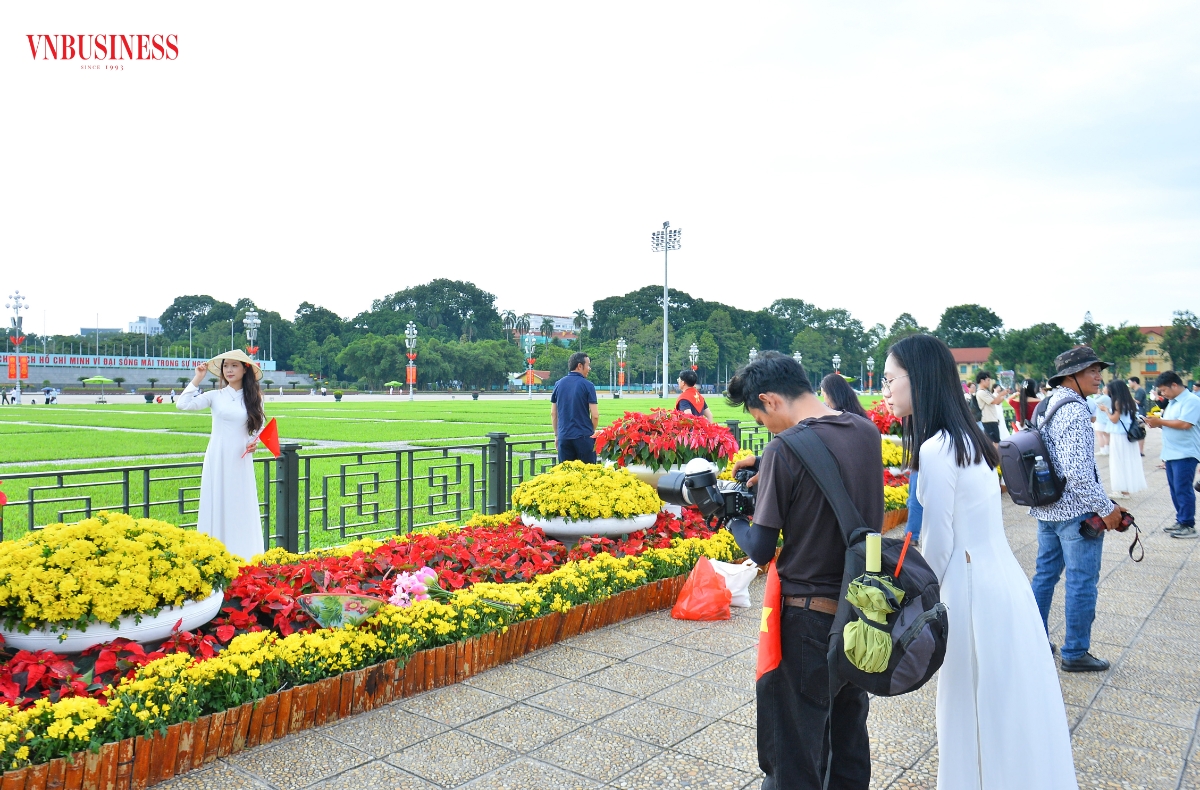 Đây cũng chính là thời điểm dịch vụ chụp ảnh nhanh chóng “lên ngôi” khi được nhiều người lựa chọn để ghi lại những khoảnh khắc ý nghĩa.