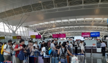 Nội Bài và Tân Sơn Nhất nhộn nhịp ngày đầu kỳ nghỉ lễ, không xảy ra tình trạng quá tải