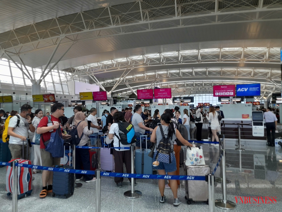 Những hàng khách nối tiếp nhau, nhưng không xảy ra tình trạng chen lấn, mất trật tự.