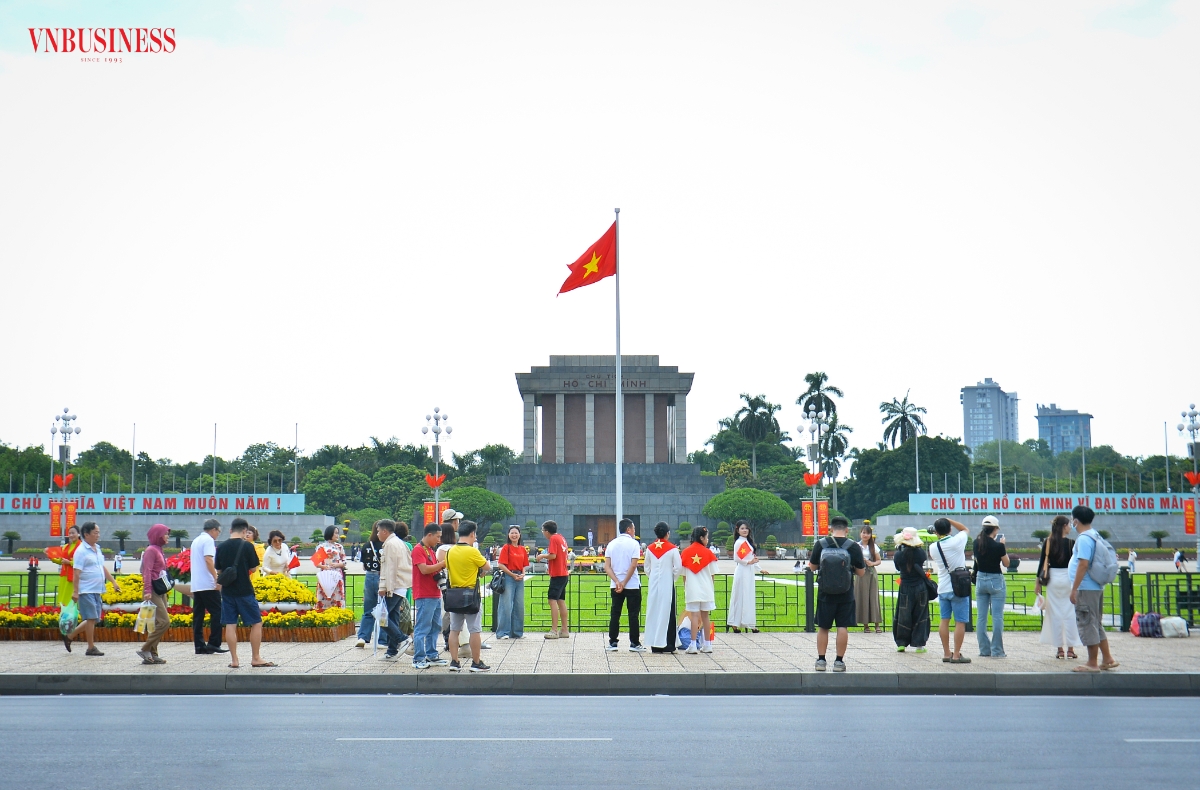 Mặc dù thời tiết tại Thủ đô Hà Nội trời khá oi bức, nhưng các tuyến đường xung quanh khu vực Quảng trường Ba Đình vẫn tấp nập người và phương tiện đổ về tham quan, chụp ảnh.