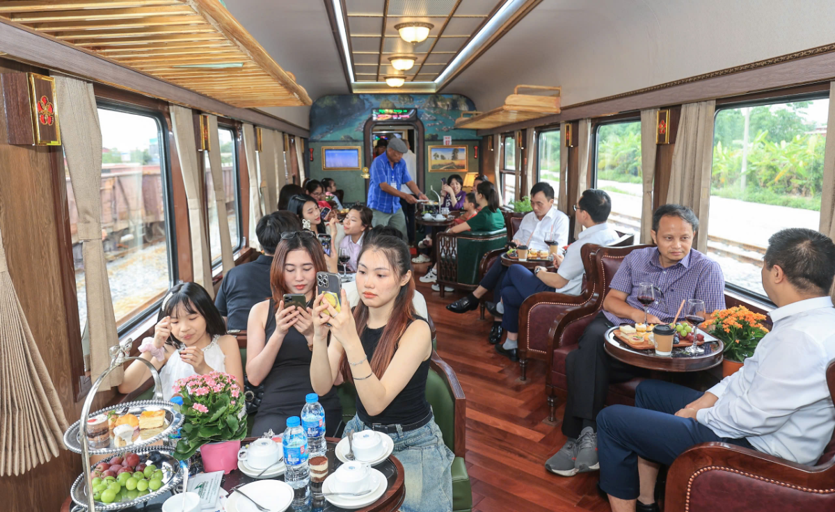 Du khách thích thú trên hành trình Hà Nội - Hải Phòng trong ngày bằng tàu hỏa.