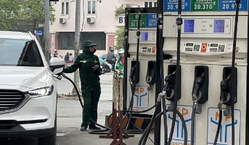 Giá xăng dầu diễn biến trái chiều, xăng E10RON95-III lên hơn 23.000 đồng/lít