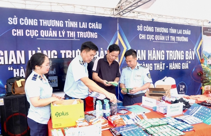 Lực lượng Quản lý thị trường hướng dẫn người dân cách so sánh các sản phẩm thật và giả.
