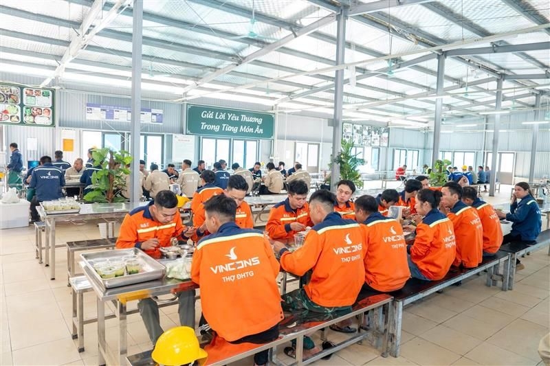 Hệ thống ký túc xá có điều hòa, bữa ăn miễn phí giúp người lao động gạt bỏ tâm lý bấp bênh, yên tâm gắn bó cùng doanh nghiệp.