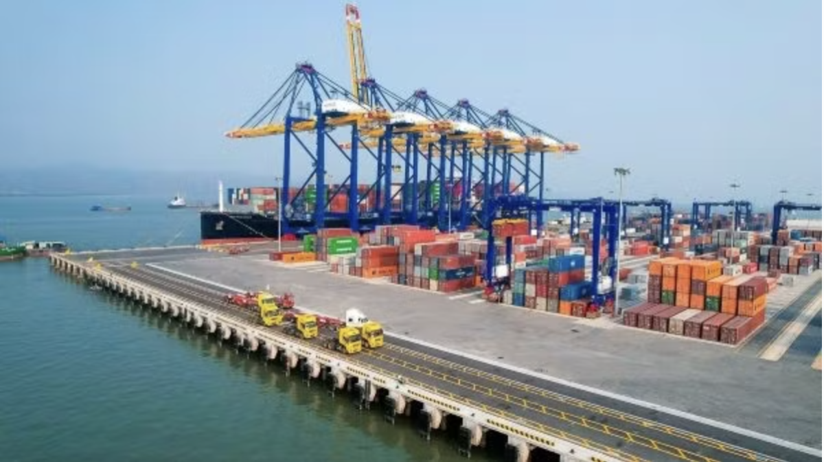 Nhập siêu giảm tốc trong tháng 8.