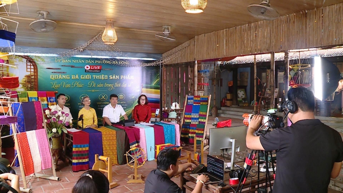 Phiên livestream “Lụa Vạn Phúc – Di sản trong thời đại số” trên fanpage “Phường Hà Đông 24/7” sáng 25/8/2026.