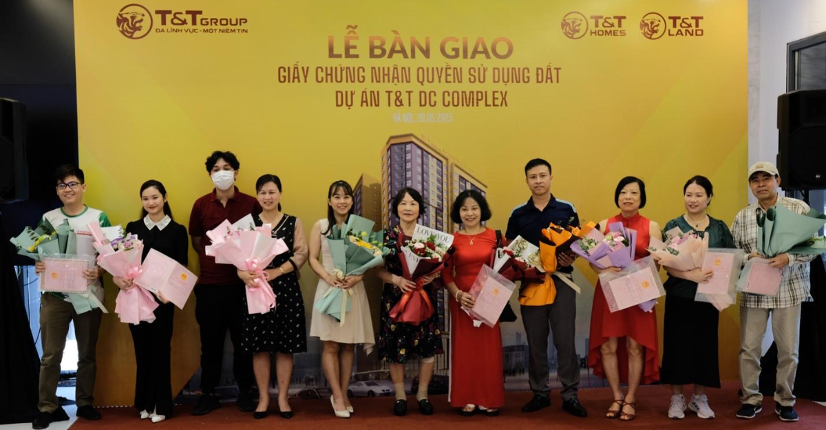 Lễ bàn giao Giấy chứng nhận quyền sử dụng đất tại dự án T&T DC Complex (Ảnh: T&T Group).