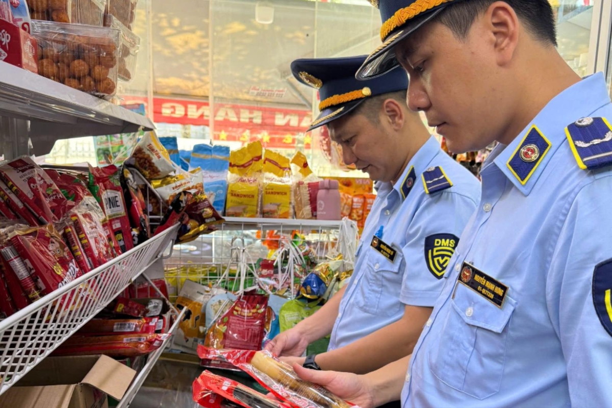 Cận Tết Trung thu, lực lượng Quản lý thị trường Hà Nội liên tiếp phát hiện hàng nghìn sản phẩm bánh kẹo, bánh Trung thu và đồ chơi trẻ em vi phạm.