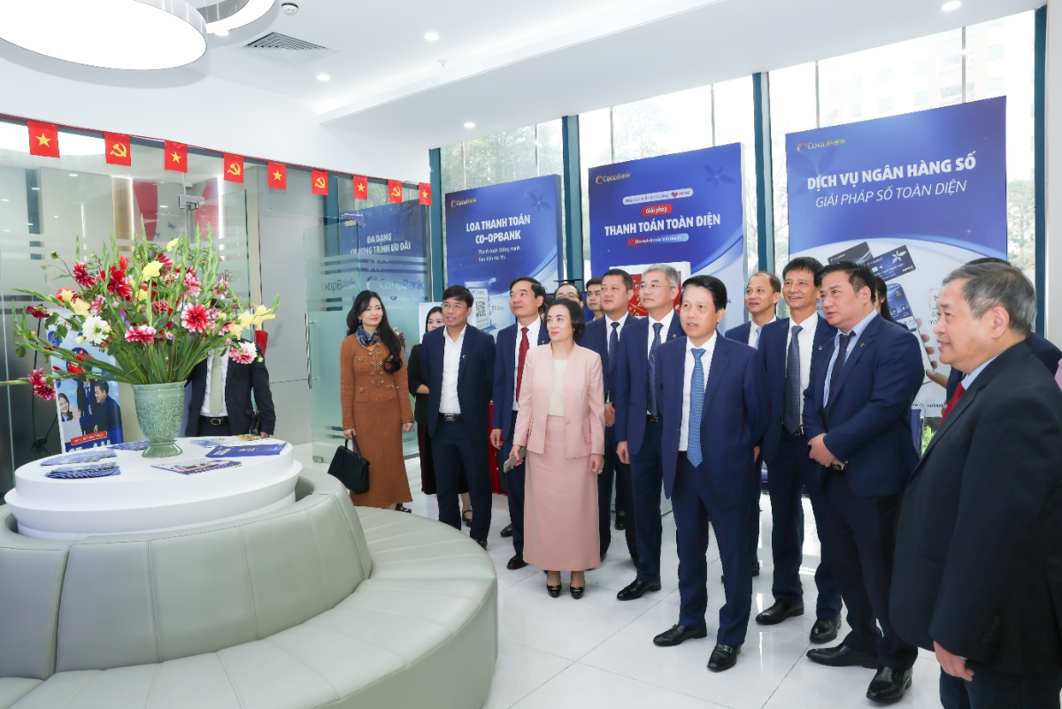Co-opBank đóng vai trò trung tâm cung ứng các sản phẩm và dịch vụ ngân hàng cho hệ thống.