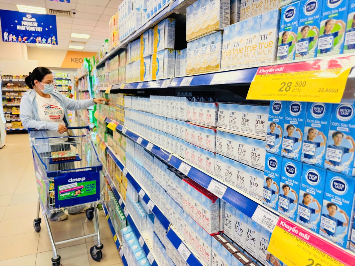 Phụ huynh tranh thủ mua sữa ngày tựu trường.