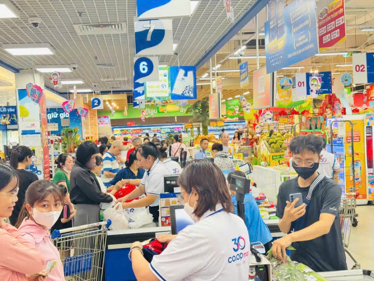 Không khí mua sắm nhộn nhịp.
