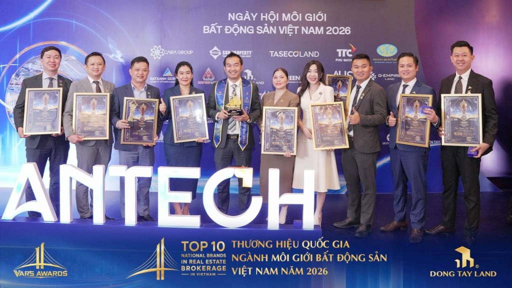 Ông Nguyễn Thái Bình (giữa) – Chủ tịch HĐQT Đông Tây Land tại Lễ vinh danh "Top 10 thương hiệu quốc gia ngành môi giới bất động sản Việt Nam 2026”. (Nguồn: website Đông Tây Land)