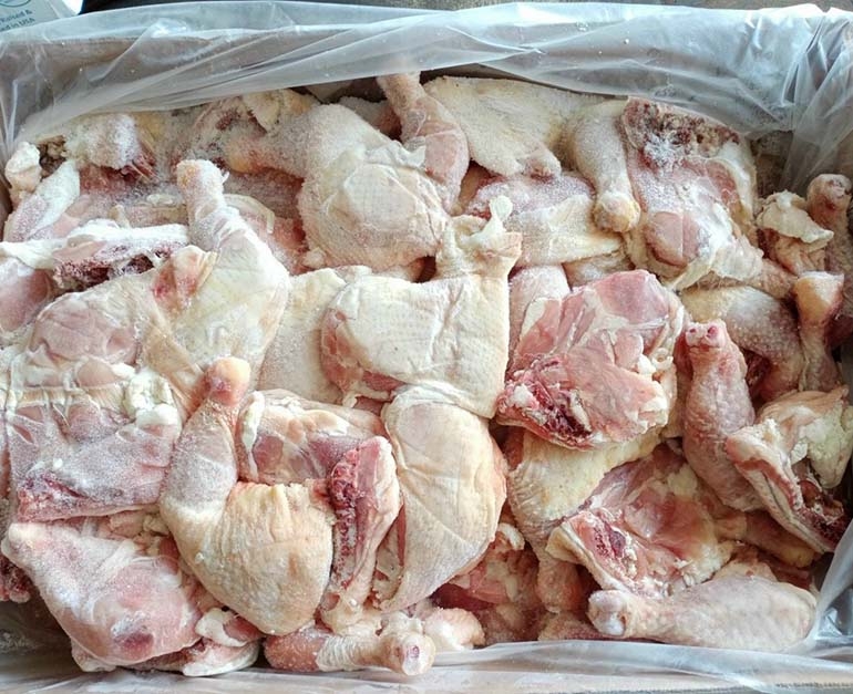 Hàng trăm nghìn tấn thịt gà đông lạnh ngoại nhập ồ ạt tràn vào thị trường với mức giá bình quân chỉ 26.500 đồng/kg, thấp hơn cả nhiều loại rau xanh.