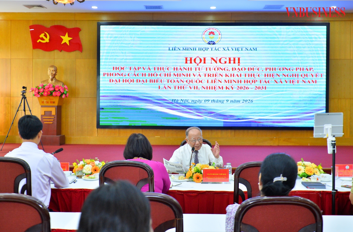 GS.TS Hoàng Chí Bảo trao đổi, thảo luận một số nội dung liên quan với các đại biểu tham dự Hội nghị.