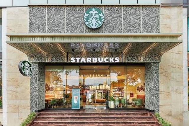 Starbucks Việt Nam bắt đầu không nhận thanh toán tiền mặt tại một số cửa hàng từ cuối năm 2023, sau đó mở rộng ra nhiều điểm bán.