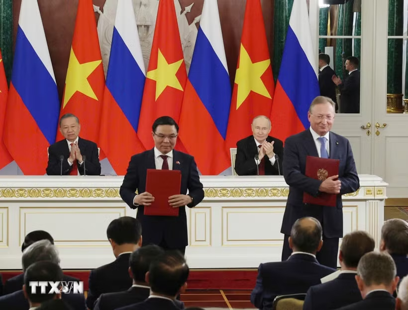 Tổng Bí thư, Chủ tịch nước Tô Lâm và Tổng thống Nga Vladimir Putin chứng kiến Lễ trao văn kiện hợp tác giữa hai nước. Ảnh: TTXVN