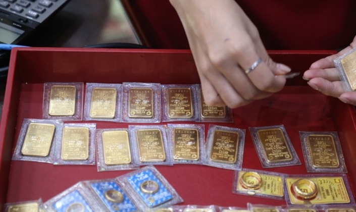 Giá vàng trong nước đứng yên, thế giới giảm hơn 2%