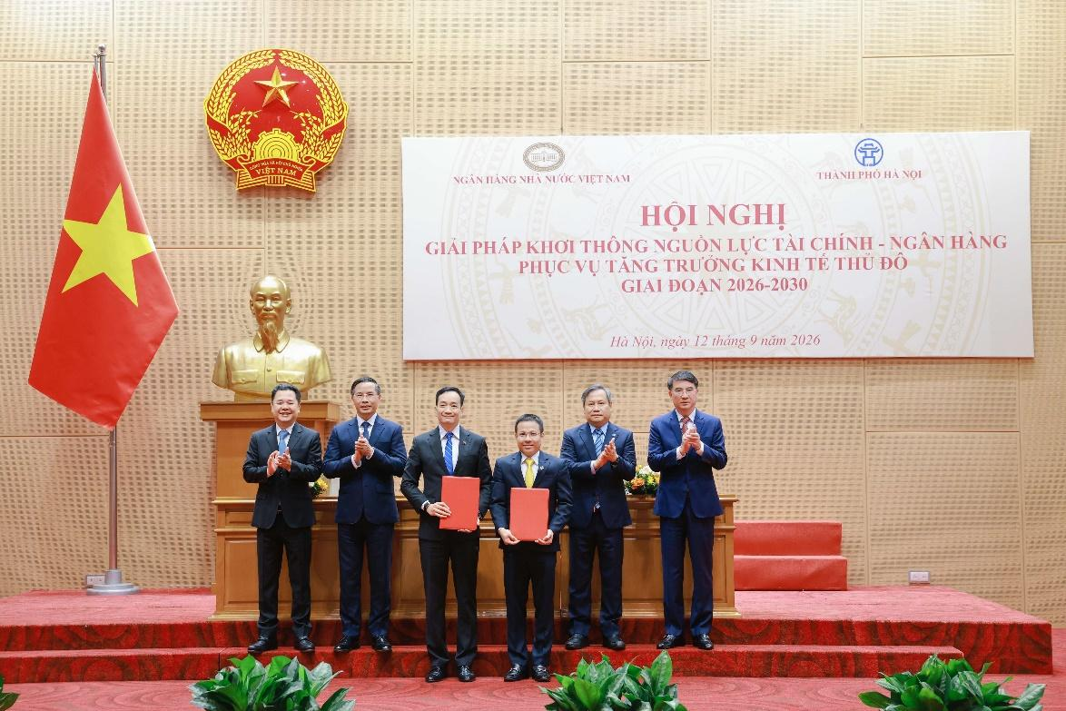 Lãnh đạo Ngân hàng NCB và lãnh đạo Công ty TNHH Đầu tư Hạ tầng và Đô thị Bắc Hà Nội trao Thoả thuận hợp tác toàn diện.