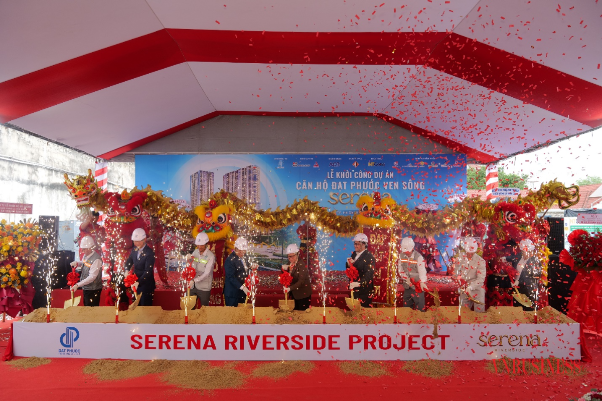 Các đại biểu thực hiệ nghi thức khởi công dự án Serena Riverside.
