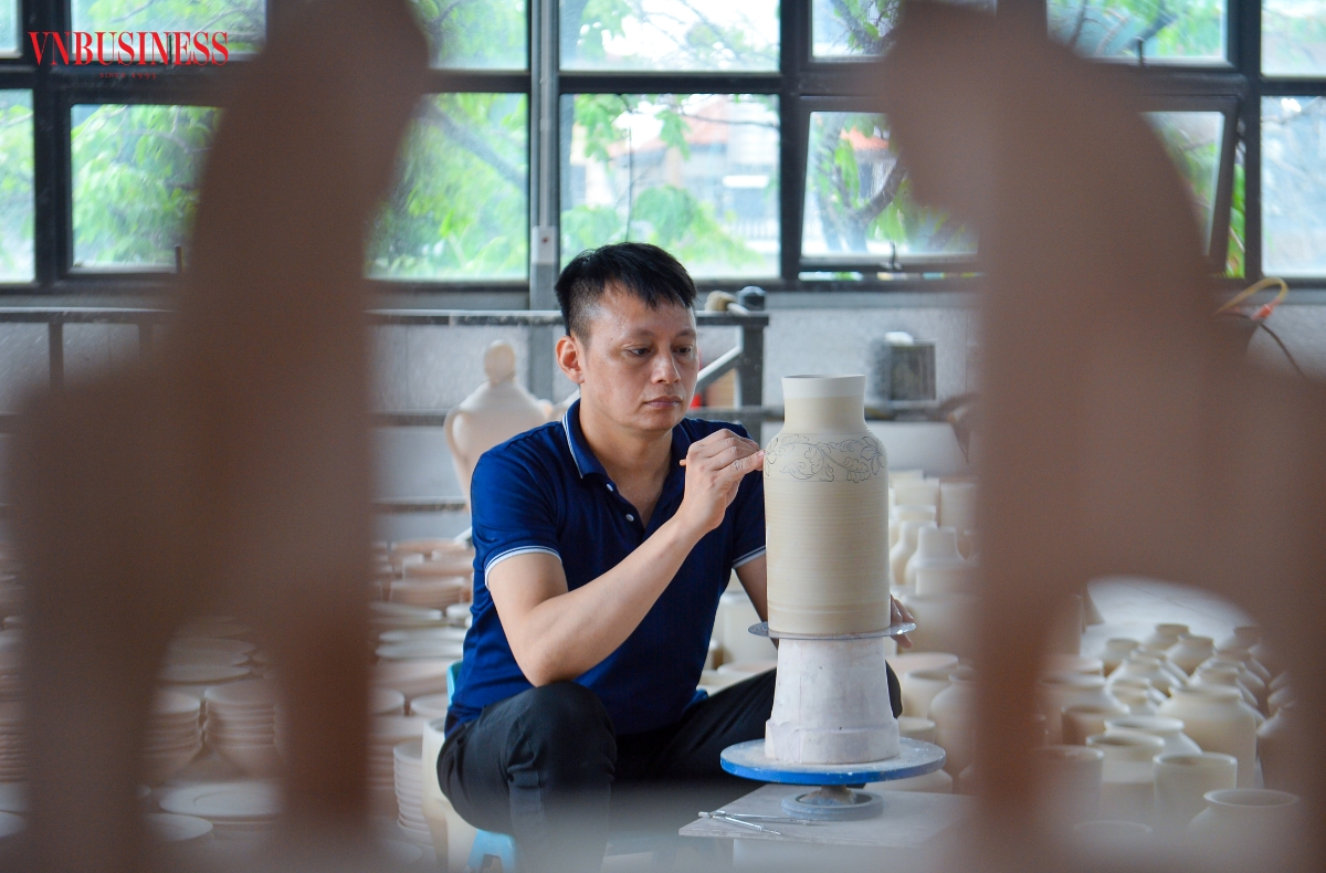 Sự kết hợp giữa hình khối hiện đại với họa tiết, thư pháp và các giá trị văn hóa Việt Nam đã tạo nên những sản phẩm vừa đáp ứng nhu cầu sử dụng, vừa mang giá trị nghệ thuật cao.