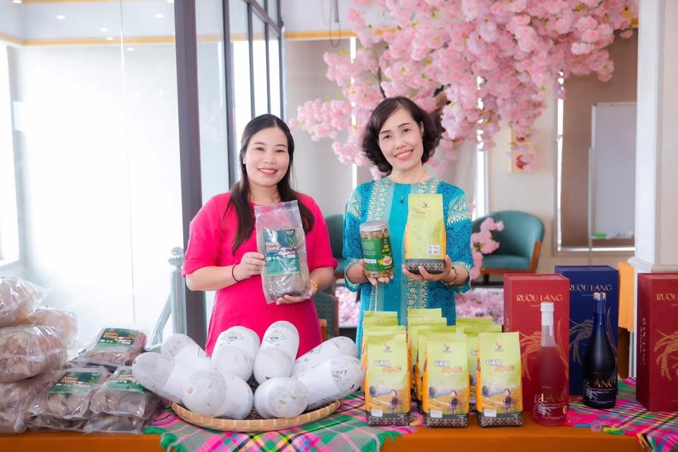 Giám đốc HTX Yến Dương (bên trái) kiên định đi theo con đường sản xuất bền vững.