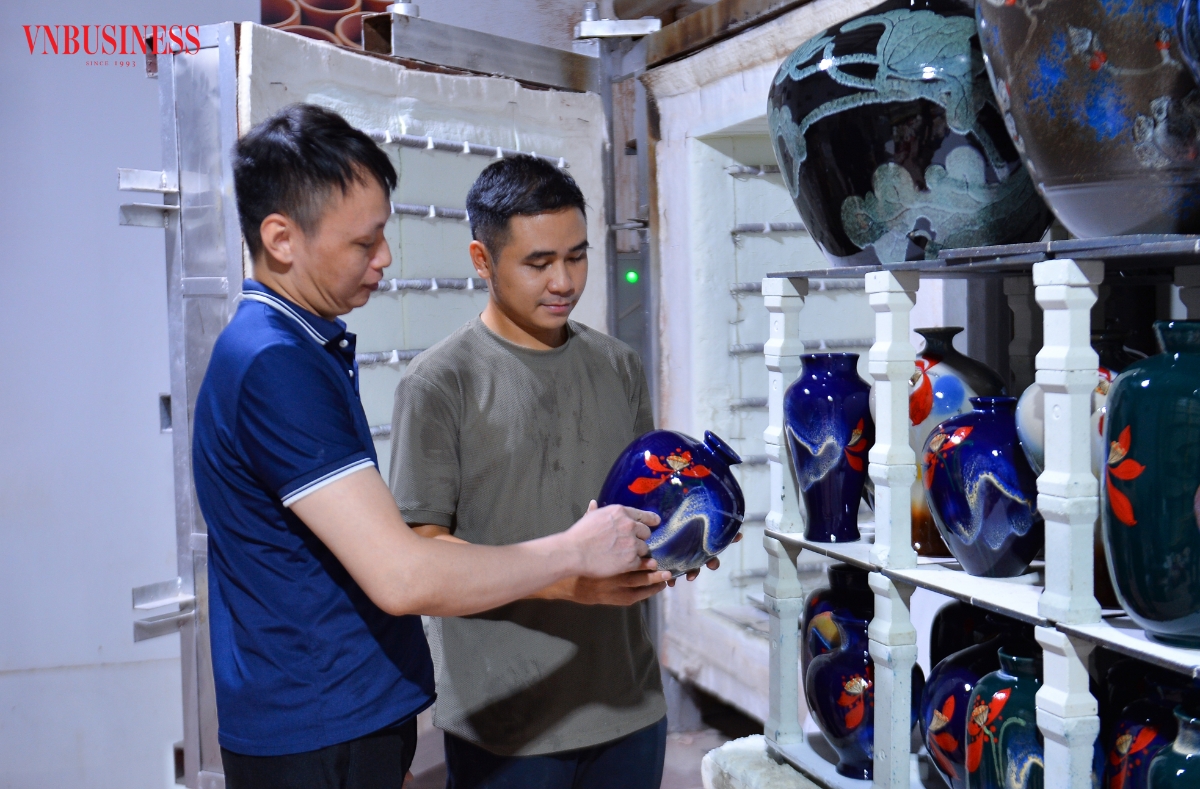 Sản phẩm sau khi ra lò được những nghệ nhân, thợ lành nghề kiểm tra, đánh giá kỹ lưỡng trước khi cung ứng ra thị trường.