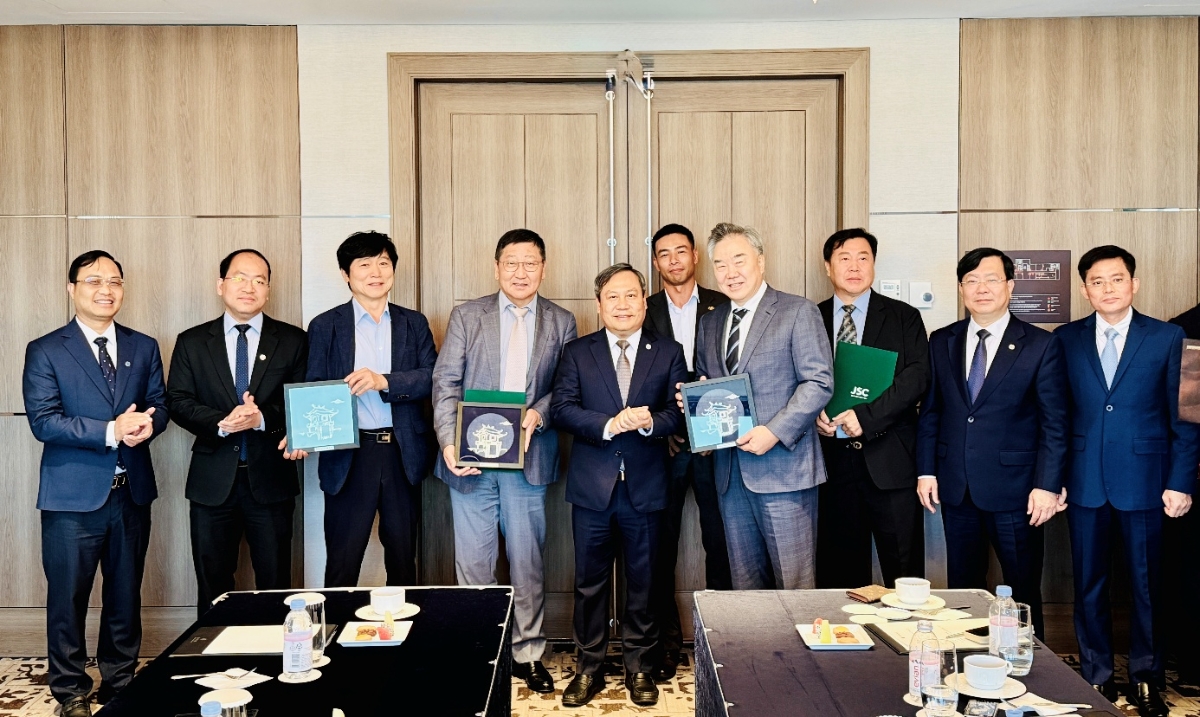 Chủ tịch UBND thành phố Hà Nội Vũ Đại Thắng chụp ảnh cùng Liên minh đầu tư dự án nghiên cứu triển khai Nhà máy đóng gói và kiểm thử bán dẫn dự kiến quy mô đầu tư hơn 100 triệu USD tại Khu Công nghệ cao Hòa Lạc. Ảnh: TTXVN