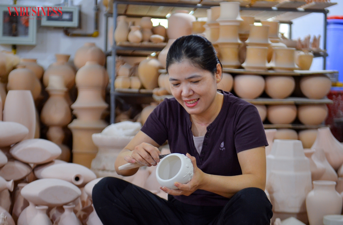 Với Tân Thịnh, nhiều công đoạn nặng nhọc đã được chuyển sang làm bằng máy móc. Tuy nhiên, những công đoạn cần kinh nghiệm, cảm quan và sự sáng tạo vẫn phải do các nghệ nhân đảm nhiệm.