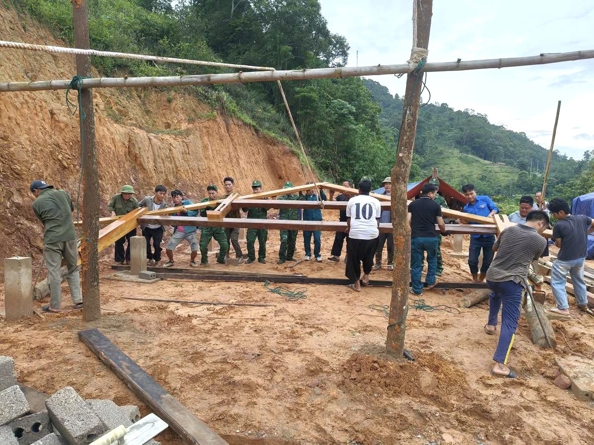 Xã biên giới Chiềng Sơn, tỉnh Sơn La hỗ trợ xóa nhà tạm, nhà dột nát cho các hộ nghèo trên địa bàn - Ảnh: Chiềng Sơn