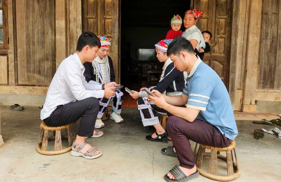 Bí thư Chi bộ hướng dẫn người dân sử dụng các nền tảng số.