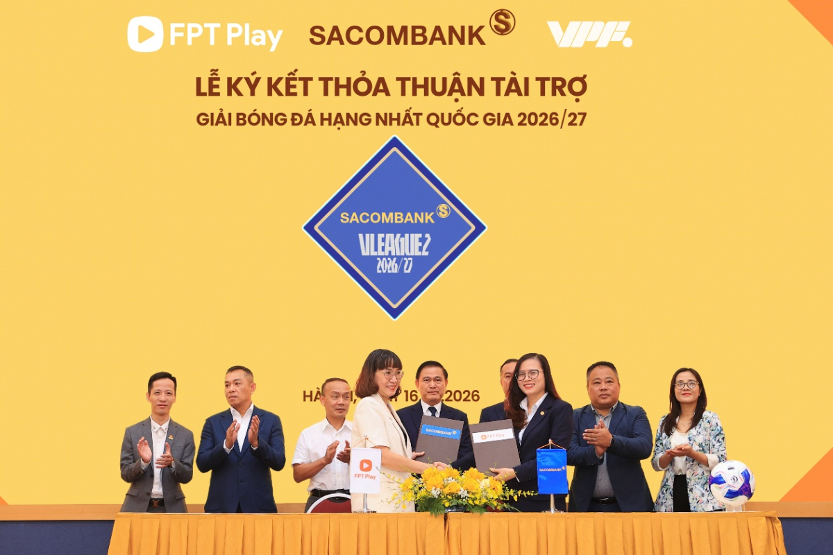 Đại diện SACOMBANK – bà Nguyễn Thị Kiều Anh (Phó TGĐ) và Đại diện Công ty cổ phần Viễn thông FPT – bà Tô Nam Phương (Phó TGĐ) thực hiện nghi thức ký kết tài trợ cho Giải Bóng đá Hạng Nhất Quốc gia.