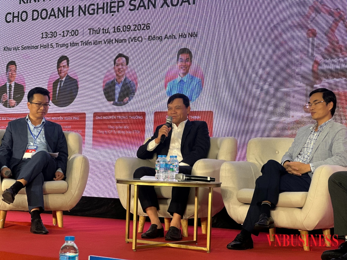 Ông Nguyễn Xuân Phú (giữa) và các chuyên gia chia sẻ tại toạ đàm.