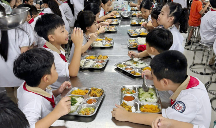 Hà Nội thành lập 4 đoàn kiểm tra liên ngành, tổ chức kiểm tra đột xuất bữa ăn bán trú tại các cơ sở giáo dục.