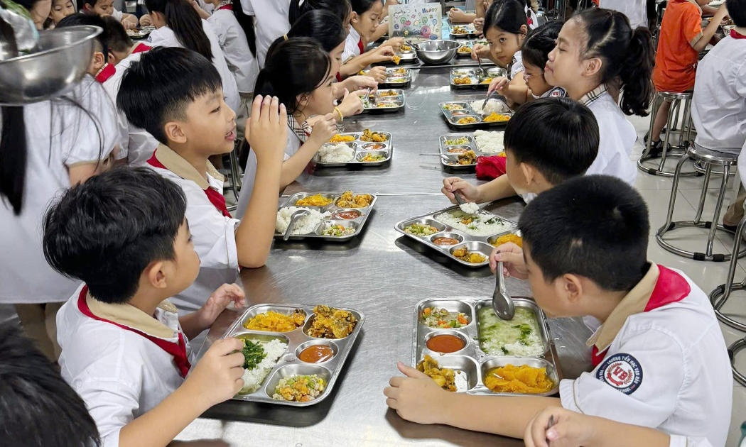 Hà Nội thành lập 4 đoàn kiểm tra liên ngành, tổ chức kiểm tra đột xuất bữa ăn bán trú tại các cơ sở giáo dục.