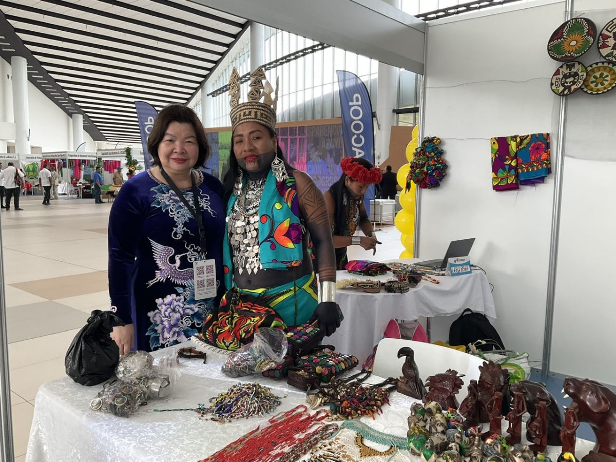 Chủ tịch Liên minh Hợp tác xã Việt Nam Cao Xuân Thu Vân thăm gian hàng Coop expo