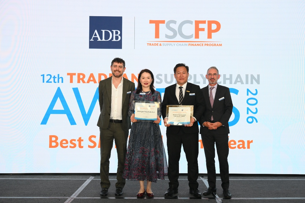 Đại diện Eximbank nhận giải thưởng tại Lễ trao giải của Chương trình Tài trợ Thương mại và Chuỗi cung ứng, tổ chức ngày 10/9/2026.
