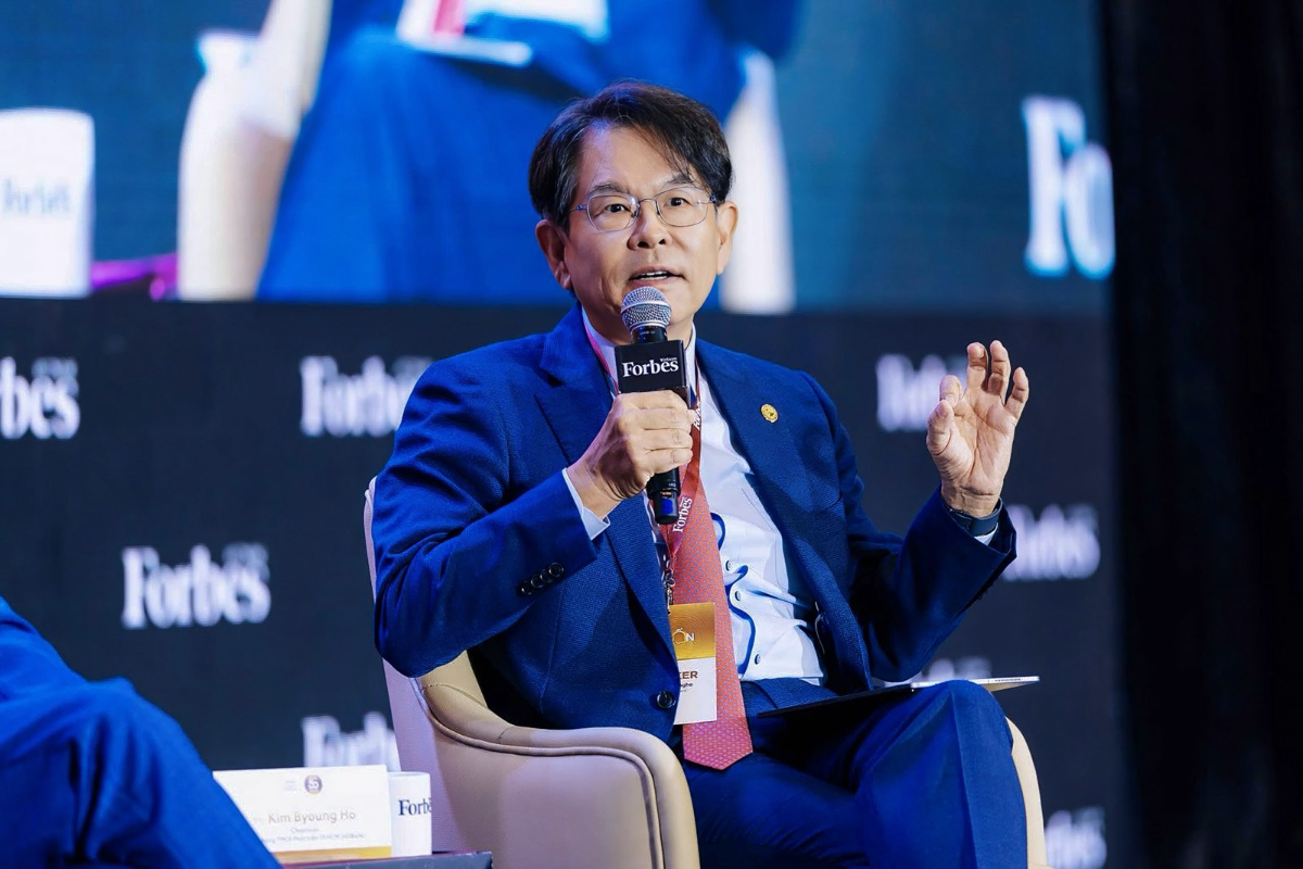 Ông Kim Byoungho - Chủ tịch Hội đồng Quản trị HDBank - tham gia phiên thảo luận cấp cao cùng các chuyên gia và lãnh đạo doanh nghiệp trong nước, quốc tế.
