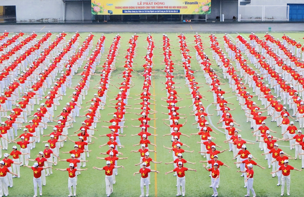Hơn 2.000 người cao tuổi cùng lan tỏa tinh thần “Chủ động sống khỏe - Rực rỡ tuổi hoàng kim” tại Hà Nội. Ảnh: Vi Nam