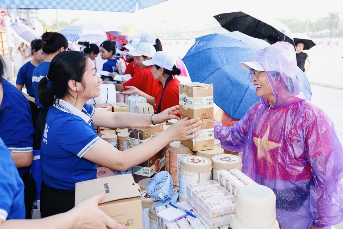 Người cao tuổi trải nghiệm các sản phẩm dinh dưỡng Vinamilk Sure tại sự kiện. Ảnh: Vi Nam