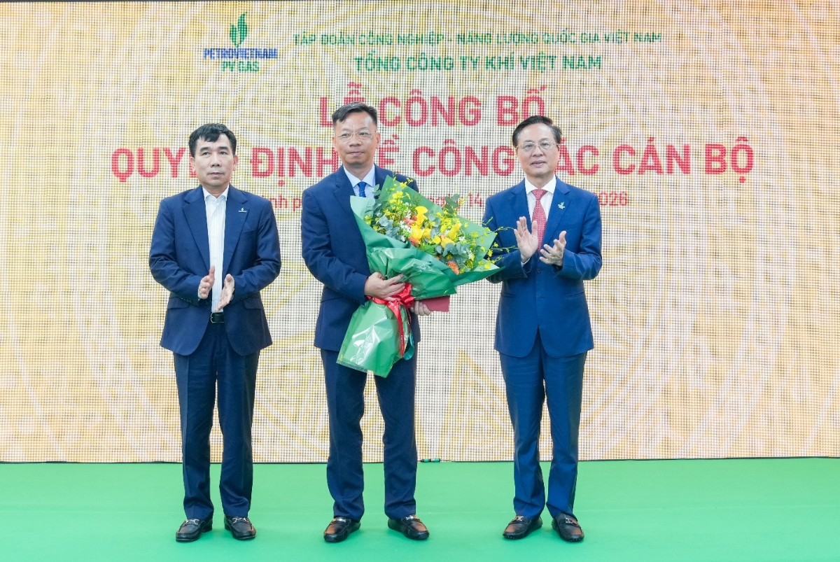 Phó TGĐ Petrovietnam Lê Xuân Huyên và Chủ tịch HĐQT PV GAS Bùi Minh Tiến tặng hoa chúc mừng Thành viên HĐQT PV GAS Nguyễn Tuấn Anh .
