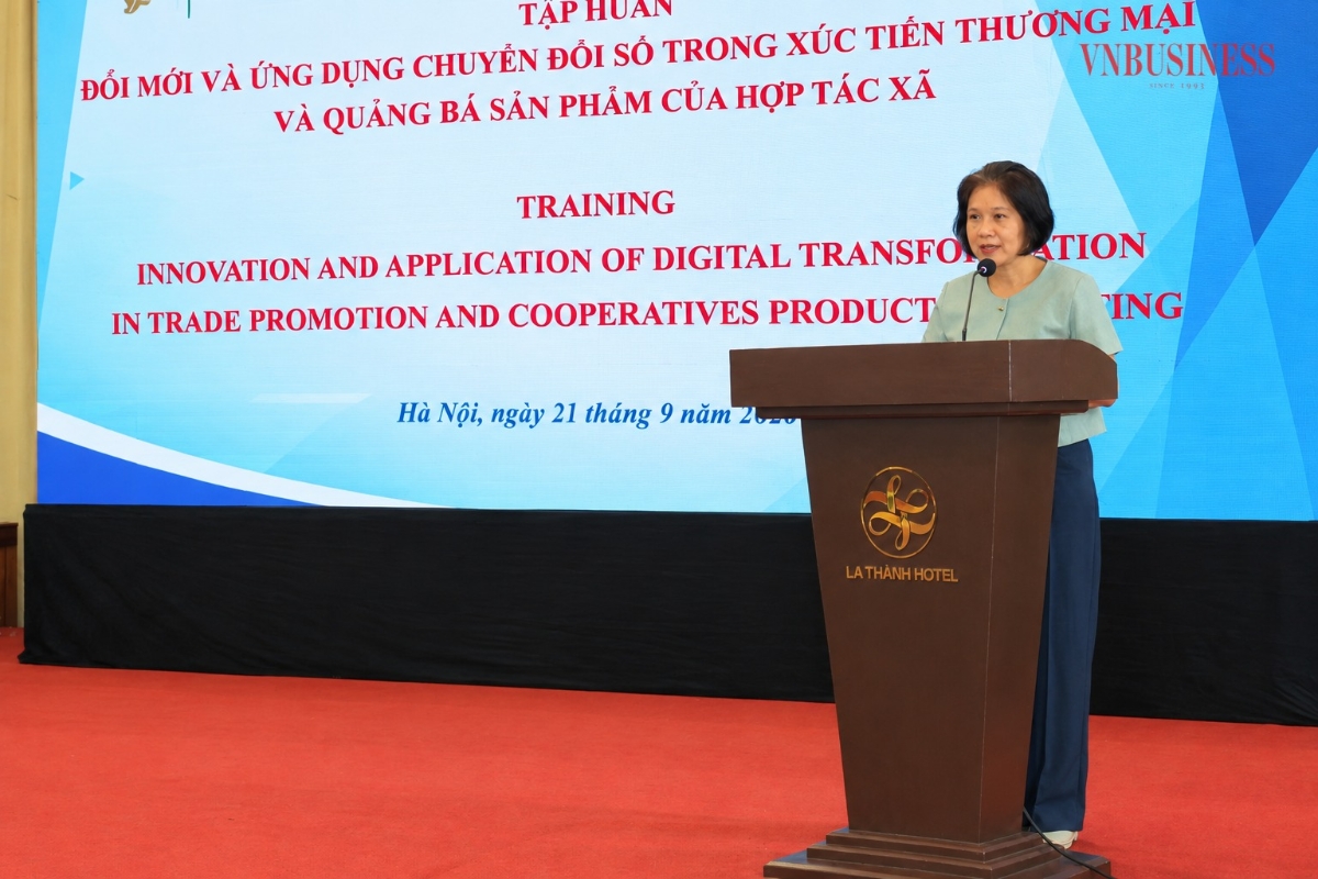 Bà Nguyễn Thị Hoài Linh, Phó Chủ tịch Liên minh HTX Việt Nam phát biểu khai mạc lớp tập huấn.