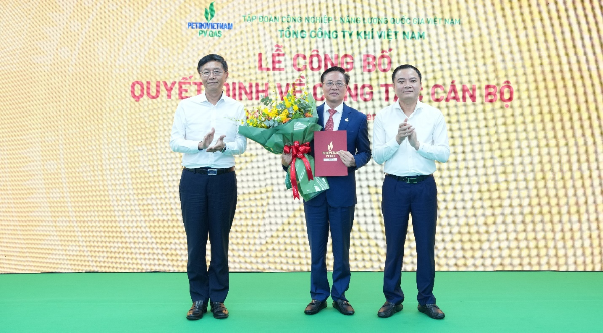 Đồng chí Lê Ngọc Sơn – Bí thư Đảng ủy, Chủ tịch HĐTV Petrovietnam; đồng chí Trần Quang Dũng – Phó Bí thư Đảng ủy Petrovietnam tặng hoa chúc mừng Tân Chủ tịch HĐQT PV GAS.
