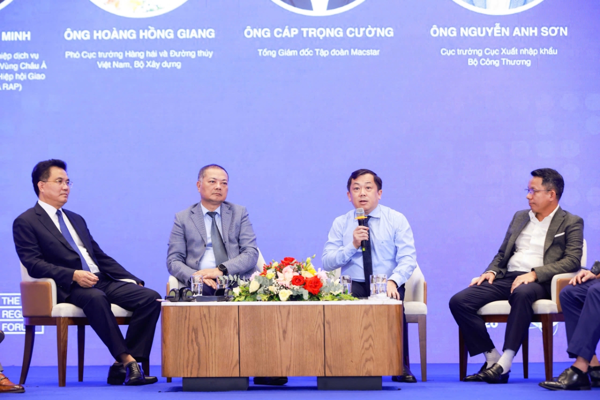 Các khách mời thảo luận, tháo gỡ các khó khăn để Logistics phát triển.