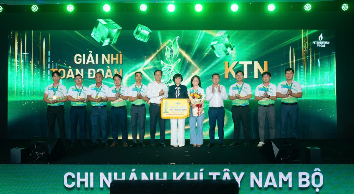 Tổng Giám đốc PV GAS Dương Trí Hội và Chủ tịch Công đoàn PV GAS Trần Xuân Thành trao giải Nhì toàn đoàn cho KTN .
