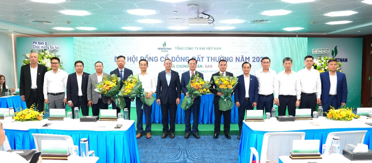 Thành viên HĐTV Petrovietnam Trần Bình Minh tặng hoa chúc mừng thành công của Đại hội .