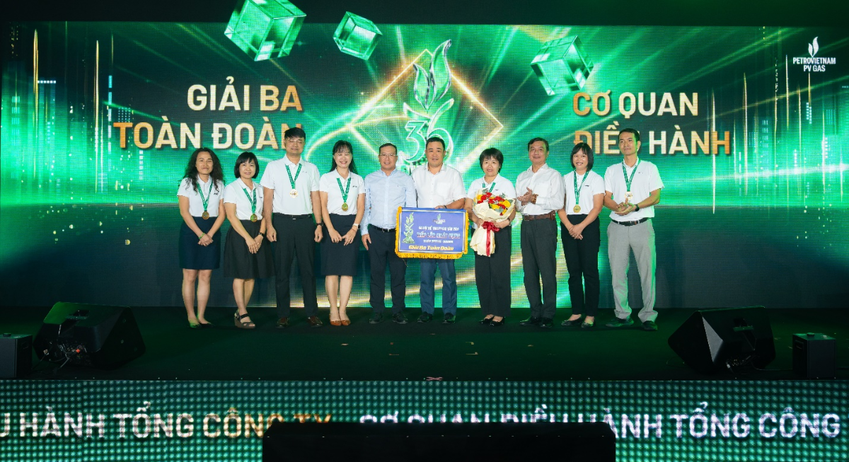Thành viên HĐQT PV GAS Nguyễn Huy Hoàng và Phó Chủ tịch Công đoàn PV GAS Lê Phước Khôi trao giải Ba toàn đoàn cho CQĐH Tổng công ty .