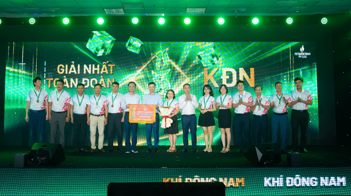 Bí thư Đảng ủy, Chủ tịch HĐQT PV GAS Bùi Minh Tiến trao giải Nhất toàn đoàn cho KĐN