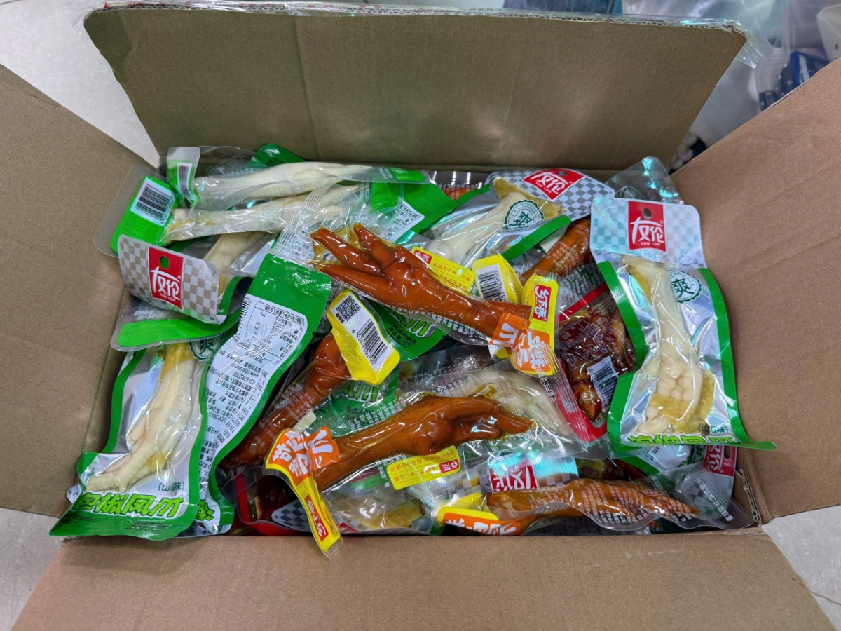 Nhiều sản phẩm là thực phẩm không rõ nguồn gốc được Hải quan phát hiện và thu giữ.