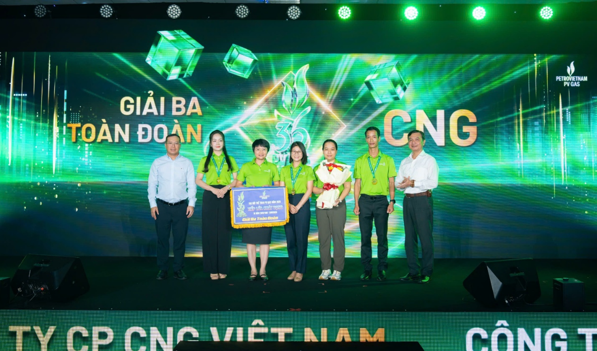 Thành viên HĐQT PV GAS Nguyễn Huy Hoàng và Phó Chủ tịch Công đoàn PV GAS Lê Phước Khôi trao giải Ba toàn đoàn cho PV GAS CNG.