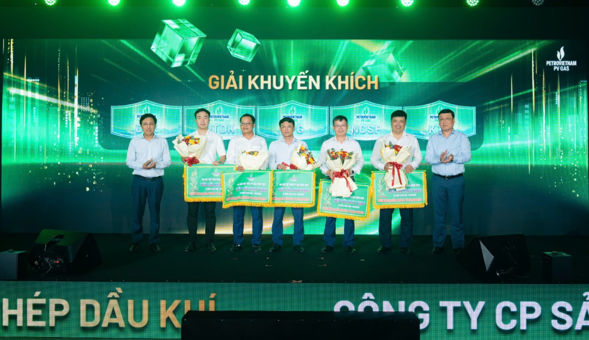 Phó Tổng Giám đốc PV GAS Nguyễn Công Luận và Phó Chủ tịch Công đoàn PV GAS Trịnh Văn Minh trao giải Khuyến khích toàn đoàn cho các đơn vị.